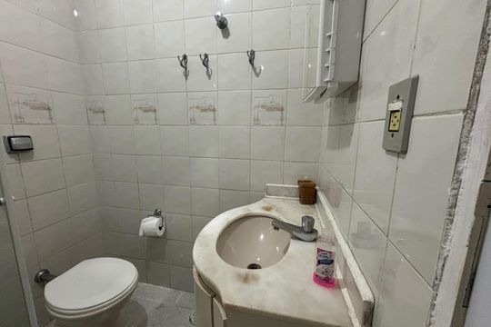 Banheiro de kitnet/studio para alugar com 1 quarto, 30m² em Parque Alexandre, Cotia