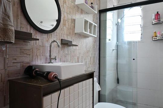 Banheiro de apartamento à venda com 2 quartos, 60m² em Parque Pinheiros, Taboão da Serra