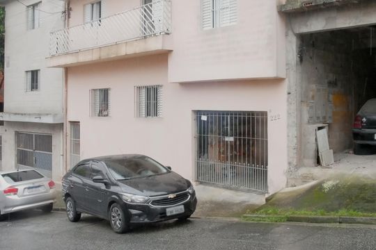 Fachada de casa para alugar com 1 quarto, 90m² em Parque Grajau, São Paulo