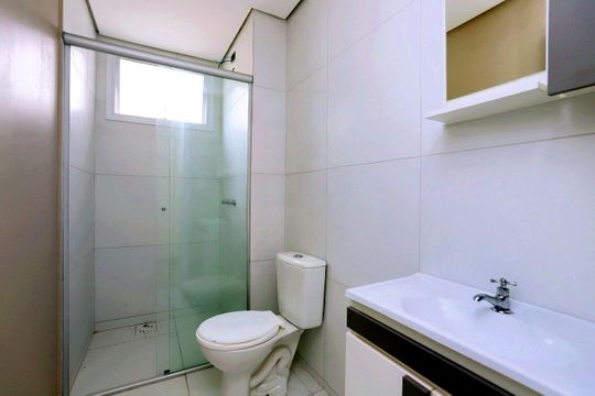 Banheiro de apartamento para alugar com 1 quarto, 55m² em São Geraldo, Porto Alegre
