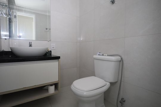 Banheiro de apartamento à venda com 2 quartos, 58m² em Vila Yara, Osasco