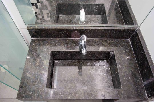 Banheiro de apartamento à venda com 2 quartos, 49m² em Vila Nogueira, Diadema