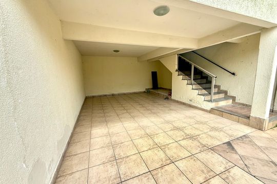 Garagem de casa para alugar com 3 quartos, 90m² em Vila Universal, Contagem