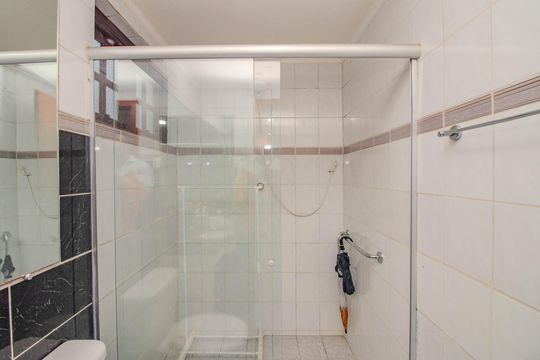 Banheiro 2 de casa à venda com 3 quartos, 150m² em Jardim Dona Leopoldina, Porto Alegre