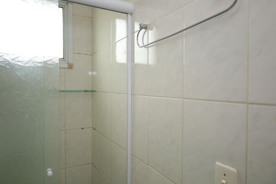 Banheiro de apartamento para alugar com 2 quartos, 50m² em Jardim Cotinha, São Paulo