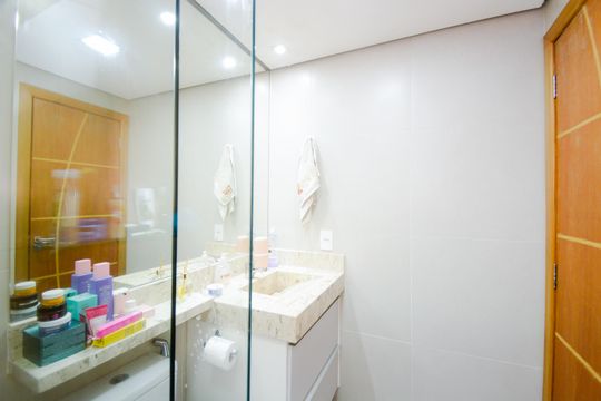 Banheiro da Suíte de apartamento à venda com 2 quartos, 60m² em Jardim Flor da Montanha, Guarulhos