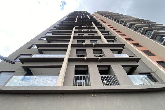 Fachada do bloco de apartamento para alugar com 2 quartos, 58m² em Vila Yara, Osasco
