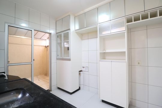 Cozinha de apartamento para alugar com 2 quartos, 54m² em Gávea, Uberlândia