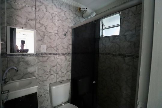 Banheiro de apartamento para alugar com 2 quartos, 47m² em Nova Brasília, Salvador