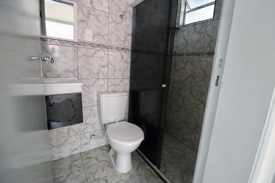 Banheiro de apartamento para alugar com 2 quartos, 47m² em Nova Brasília, Salvador