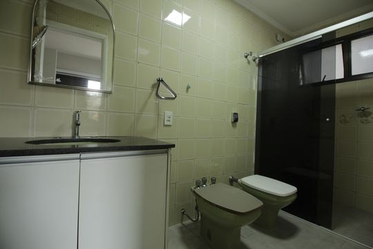 Banheiro da Suíte de apartamento para alugar com 3 quartos, 153m² em Ponta da Praia, Santos