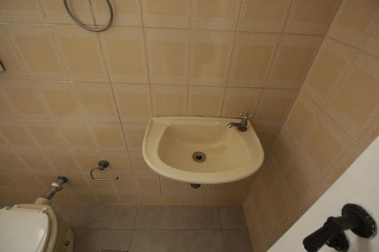 Banheiro de serviço de apartamento para alugar com 3 quartos, 153m² em Ponta da Praia, Santos