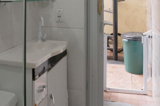 Banheiro de casa para alugar com 1 quarto, 44m² em Jardim Sabara, São Paulo