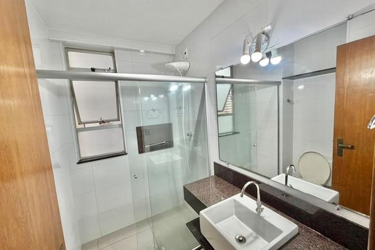 Banheiro Social de apartamento para alugar com 3 quartos, 95m² em Sion, Belo Horizonte