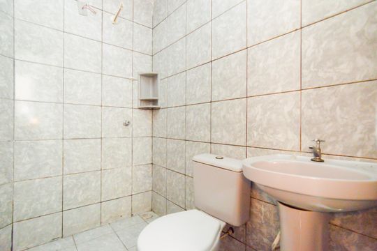 Banheiro  de kitnet/studio para alugar com 1 quarto, 48m² em Jardim Kida, Guarulhos