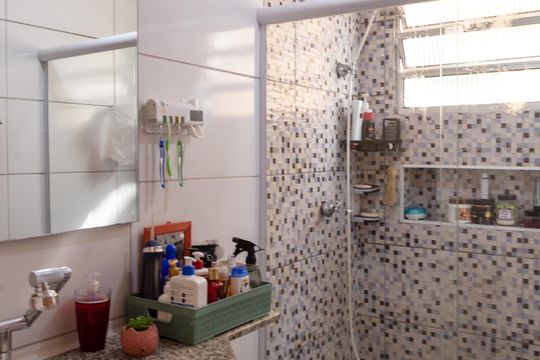 Banheiro de apartamento para alugar com 2 quartos, 55m² em Jardim Odete, Guarulhos