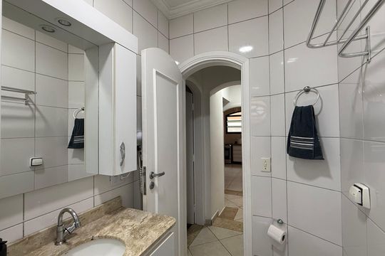 Banheiro Social de apartamento para alugar com 2 quartos, 270m² em Jardim Ana Maria, Guarujá