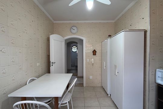 Cozinha de apartamento para alugar com 2 quartos, 270m² em Jardim Ana Maria, Guarujá