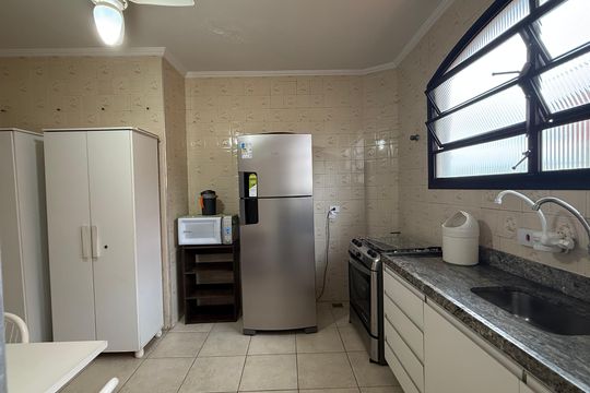 Cozinha de apartamento para alugar com 2 quartos, 270m² em Jardim Ana Maria, Guarujá