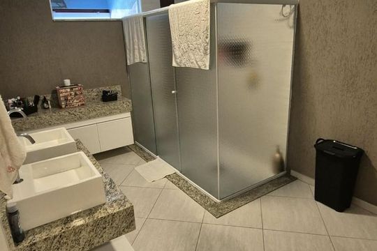Banheiro de casa à venda com 3 quartos, 218m² em Jardim Samambaia, Jundiaí