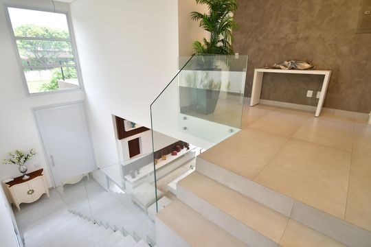 Escada de casa de condomínio para alugar com 3 quartos, 502m² em Sítios de Recreio Gramado, Campinas