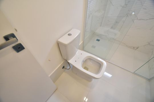 Banheiro de casa de condomínio para alugar com 3 quartos, 502m² em Sítios de Recreio Gramado, Campinas