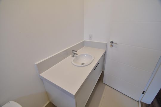 Banheiro de casa de condomínio para alugar com 4 quartos, 307m² em Bosque das Palmeiras, Campinas
