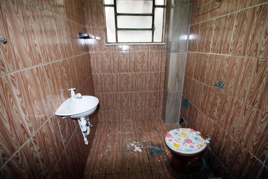 Banheiro de apartamento para alugar com 2 quartos, 60m² em Coelho Neto, Rio de Janeiro