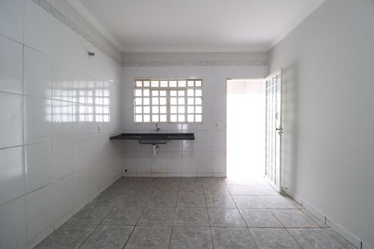 Cozinha de casa para alugar com 2 quartos, 70m² em Jardim Europa, Uberlândia