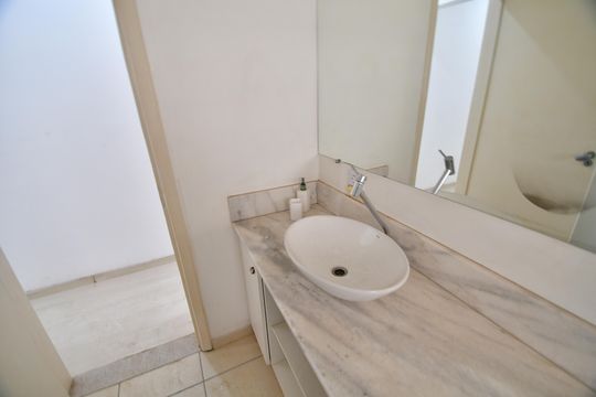 Banheiro de apartamento à venda com 1 quarto, 50m² em Centro, Campinas