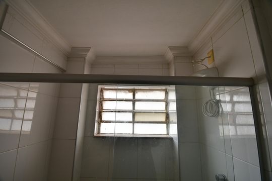 Banheiro de apartamento à venda com 1 quarto, 50m² em Centro, Campinas