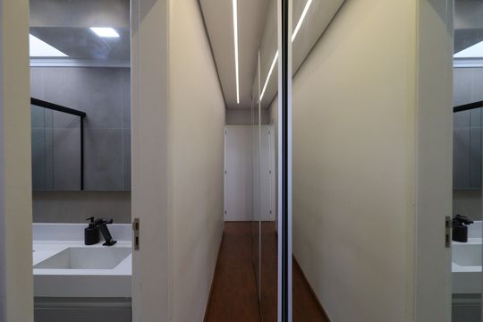 Closet da suíte de casa para alugar com 2 quartos, 115m² em Jardim Cidalia, São Paulo