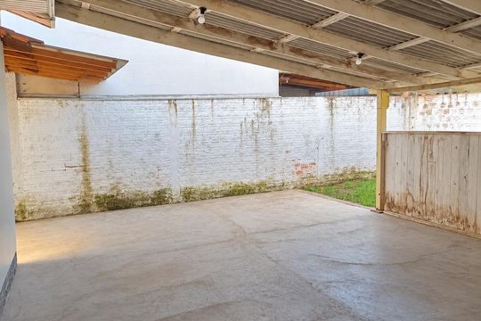 Area externa de casa à venda com 2 quartos, 98m² em Igara, Canoas