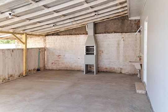 Area externa de casa à venda com 2 quartos, 98m² em Igara, Canoas