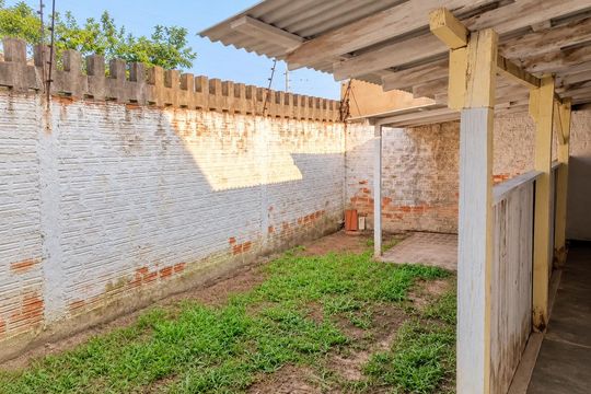 Area externa de casa à venda com 2 quartos, 98m² em Igara, Canoas