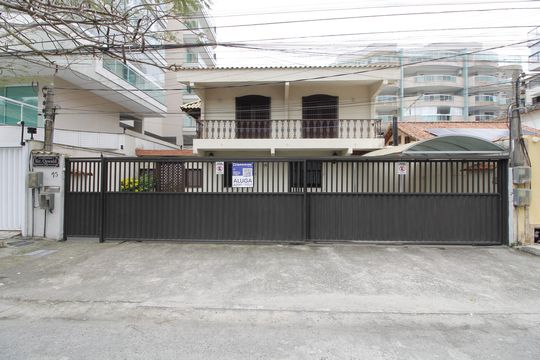 Fachada de casa de condomínio para alugar com 3 quartos, 90m² em Braga, Cabo Frio