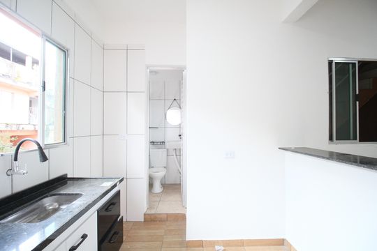 Cozinha de casa para alugar com 1 quarto, 35m² em Jardim Vitoria, Taboão da Serra