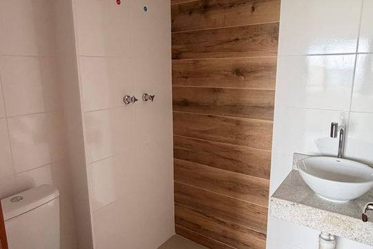 Banheiro de apartamento à venda com 2 quartos, 43m² em Fazenda São Quirino, Campinas