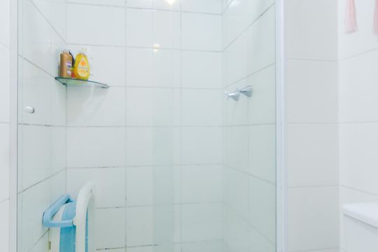 Banheiro  de apartamento à venda com 2 quartos, 42m² em Vila Galvão, Guarulhos