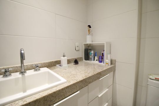 Banheiro da Suíte 1 de apartamento para alugar com 1 quarto, 78m² em Barra Olímpica, Rio de Janeiro