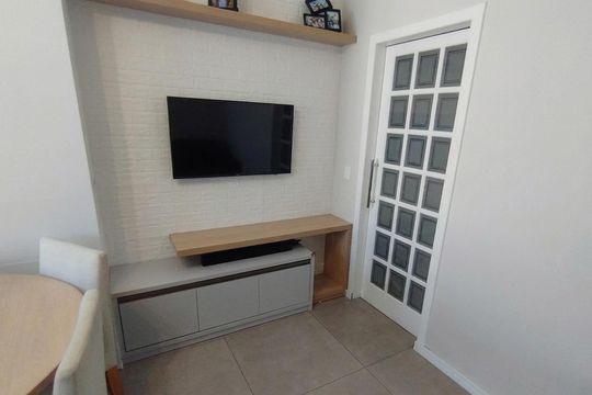 Sala de apartamento para alugar com 2 quartos, 84m² em Carianos, Florianópolis