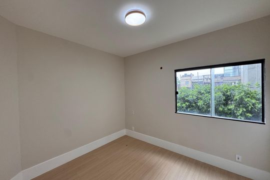 Quarto 1 de apartamento para alugar com 2 quartos, 54m² em Vargem Grande, Rio de Janeiro