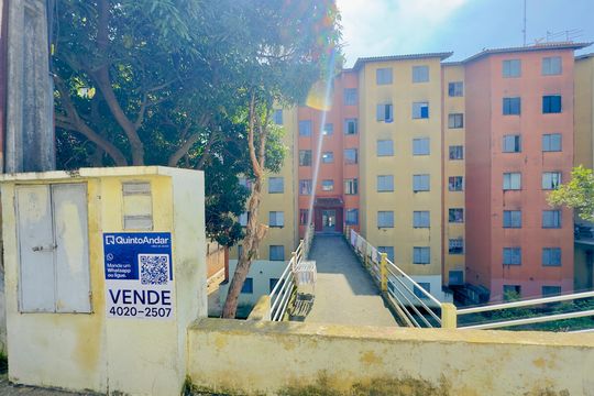 Placa instalada na fachada do imóvel  de apartamento à venda com 2 quartos, 60m² em Jardim Bom Clima, Guarulhos