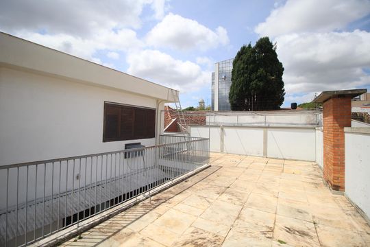 Quintal de casa para alugar com 3 quartos, 331m² em São João, Porto Alegre