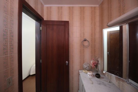 Banheiro da Suíte 1 de casa para alugar com 3 quartos, 331m² em São João, Porto Alegre