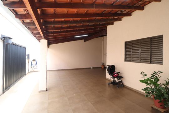 Garagem de casa para alugar com 3 quartos, 130m² em Jardim Brasília, Uberlândia