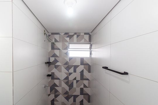 Banheiro de kitnet/studio para alugar com 1 quarto, 20m² em Jardim Domitila, São Paulo