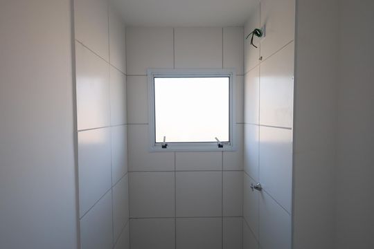 Banheiro de apartamento à venda com 2 quartos, 44m² em Pestana, Osasco