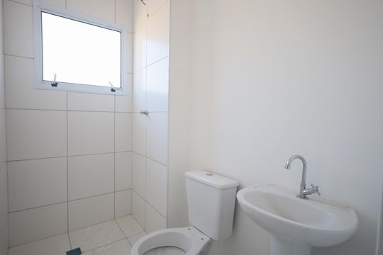 Banheiro de apartamento à venda com 2 quartos, 44m² em Pestana, Osasco