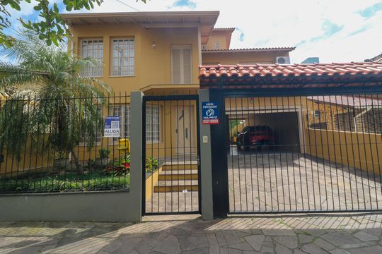 Fachada de casa para alugar com 4 quartos, 350m² em Cavalhada, Porto Alegre